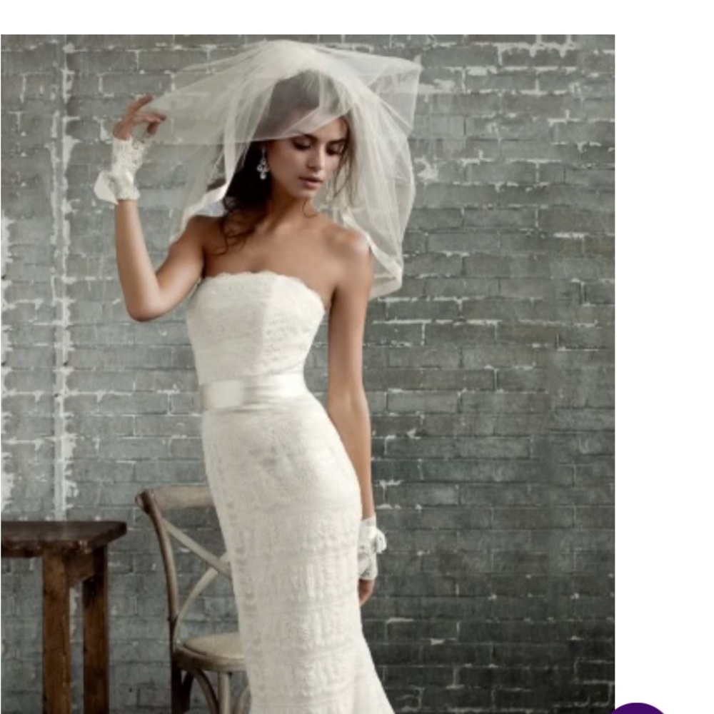 Elegant Strapless Lace Wedding Gown